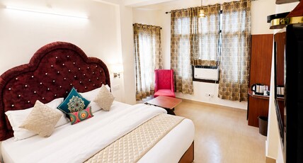Hotel Uppal Plaza 5mins to triveni ghat Room Type - Premium Deluxe Room