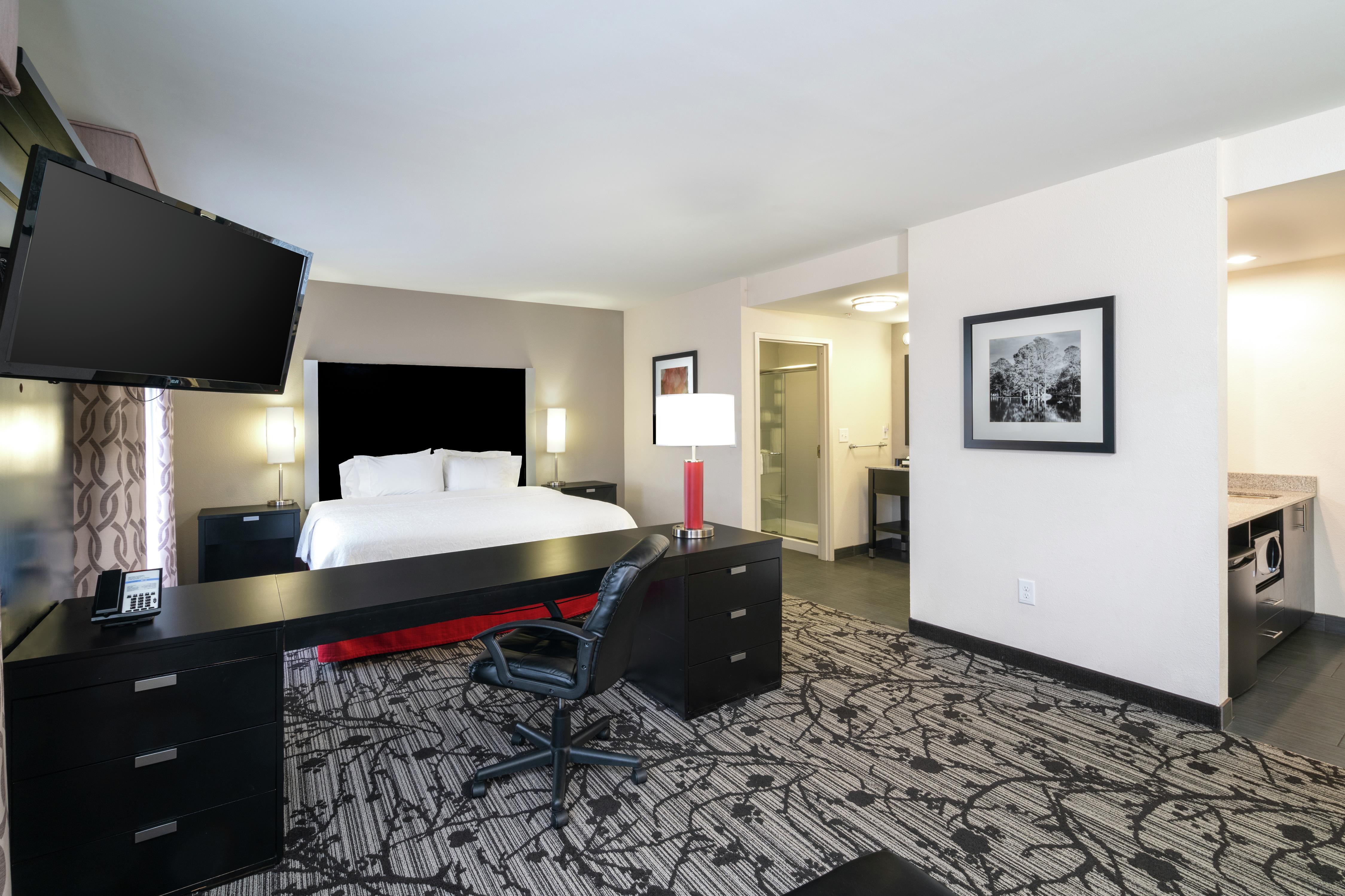 Hampton Inn & Suites by Hilton Roanoke Airport - Tap to explore photos