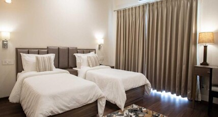 Hotel Alaya Room Type - Signature Twin Room With Mini Fridge