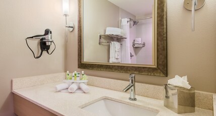 Holiday Inn Express Fairhope - Point Clear Room Type - 2 Queen Beds 1 Bedroom Suite Sofa Bed