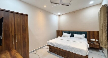 Mannat S R D Room Type - Deluxe Room with Balcony King Bed