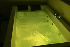 High Rise Lavish Room with Jacuzzi   Amazing View