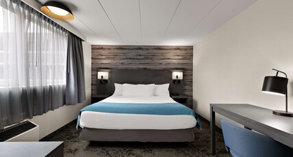 Best Western Parkway Hotel Toronto North Room Type - 1 King Bed, Non-Smoking, Walk In Shower, Microwave And Refrigerator
