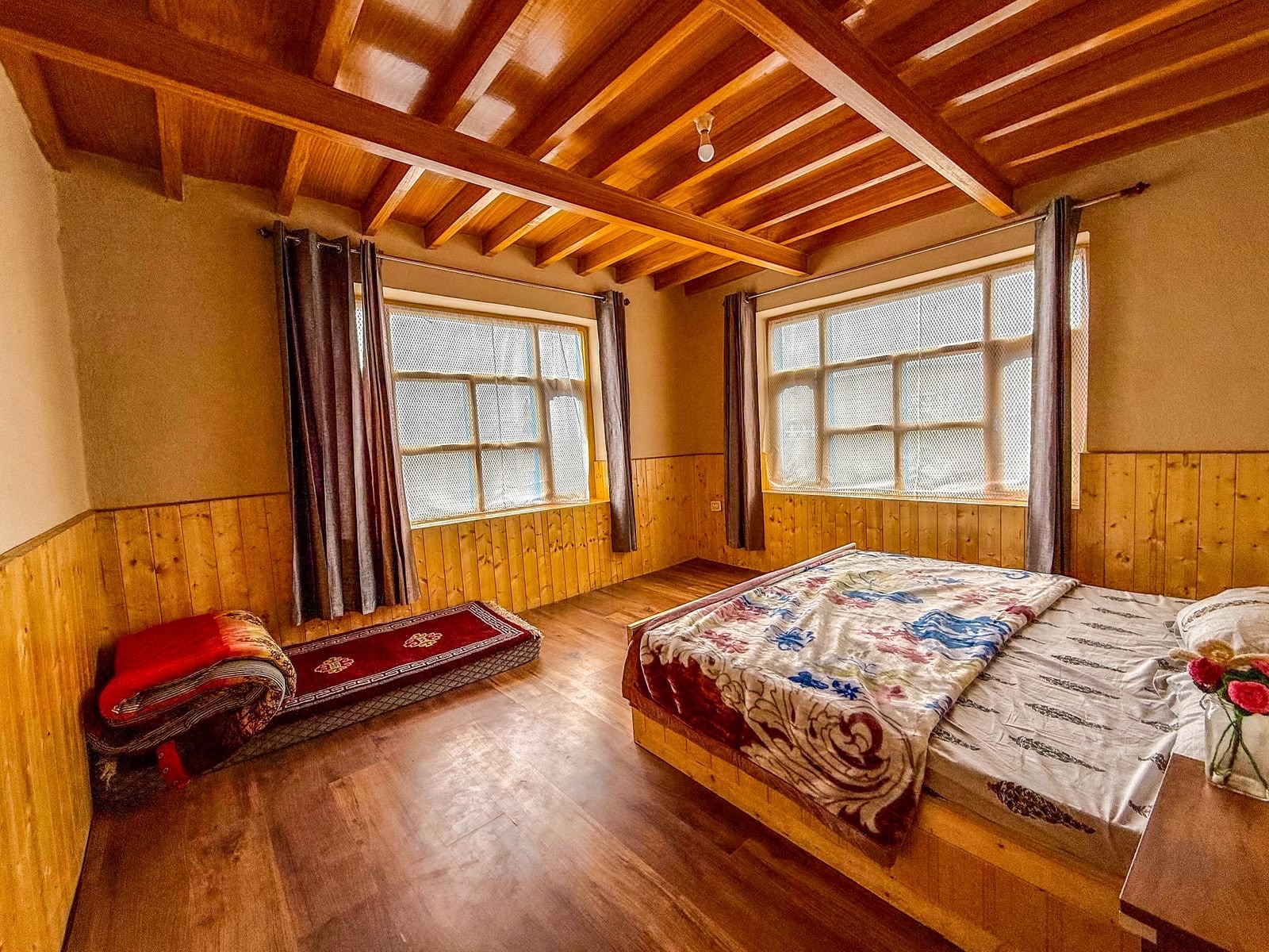 White peak Homestay Komic - Tap to explore photos