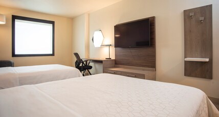 Holiday Inn Express GUADALAJARA ITESO Room Type - 2 Queen Standard. Extra floor space
