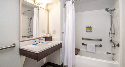 Holiday Inn Express Hotel & Suites Kalispell Room Type - 2 Queen Beds Standard Comm Mobil Tub