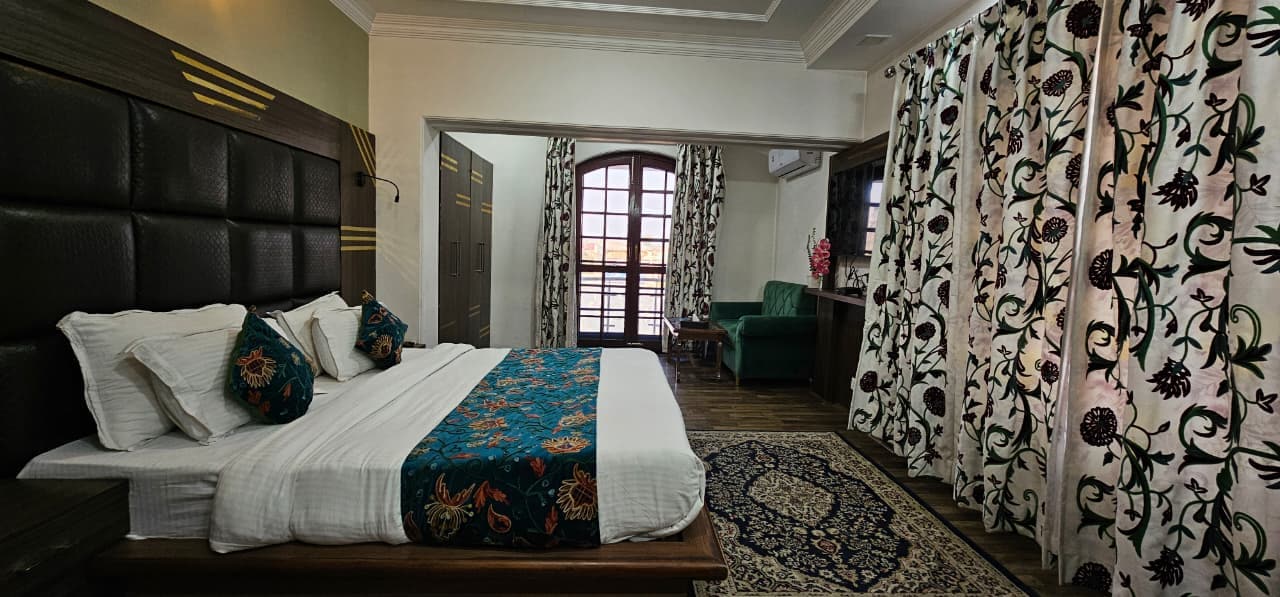 Hotel Oriental Mansion [ nearby Railway/Airport] - Tap to explore photos