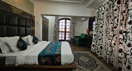HOTEL ORIENTAL MANSION Room Type - Premium room with Balcony