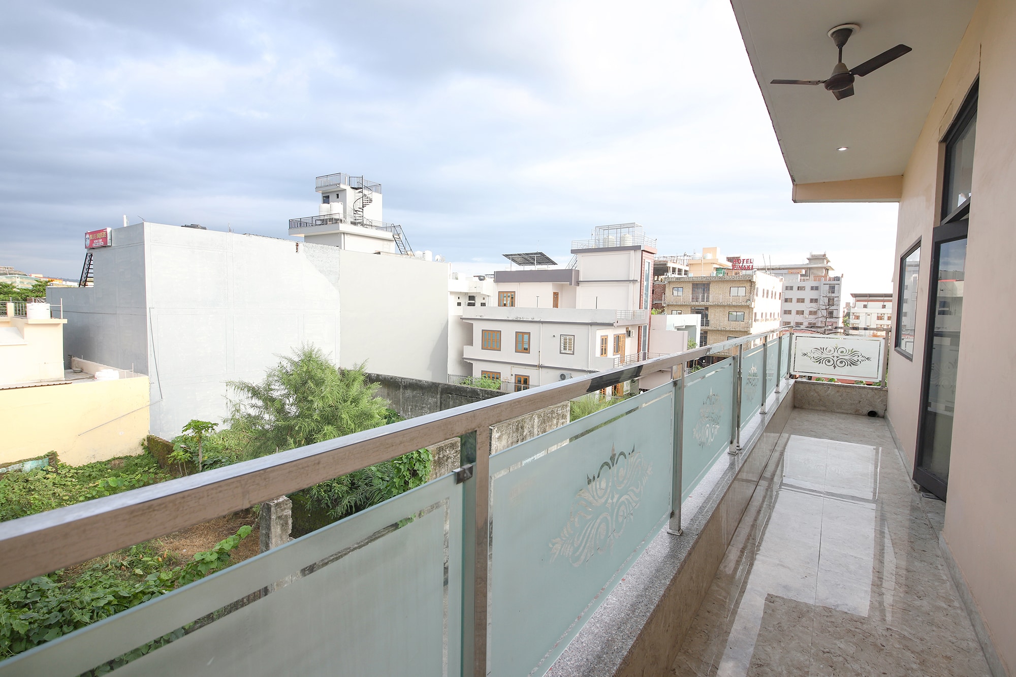 FabHotel Shree Vilas - Tap to explore photos