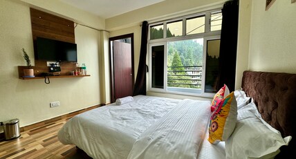 Darjeeling, Hillside Inn Room Type - Double Room with Balcony and Hill View