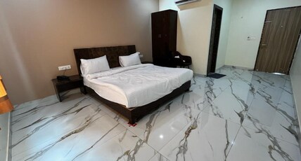 HOTEL PALM TREE Room Type - Deluxe Room
