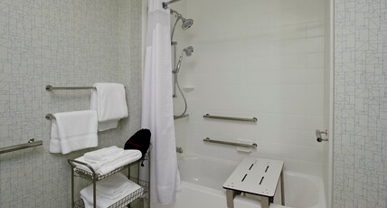 Holiday Inn Express JASPER Room Type - 1 King Suite Mobil Access Tub