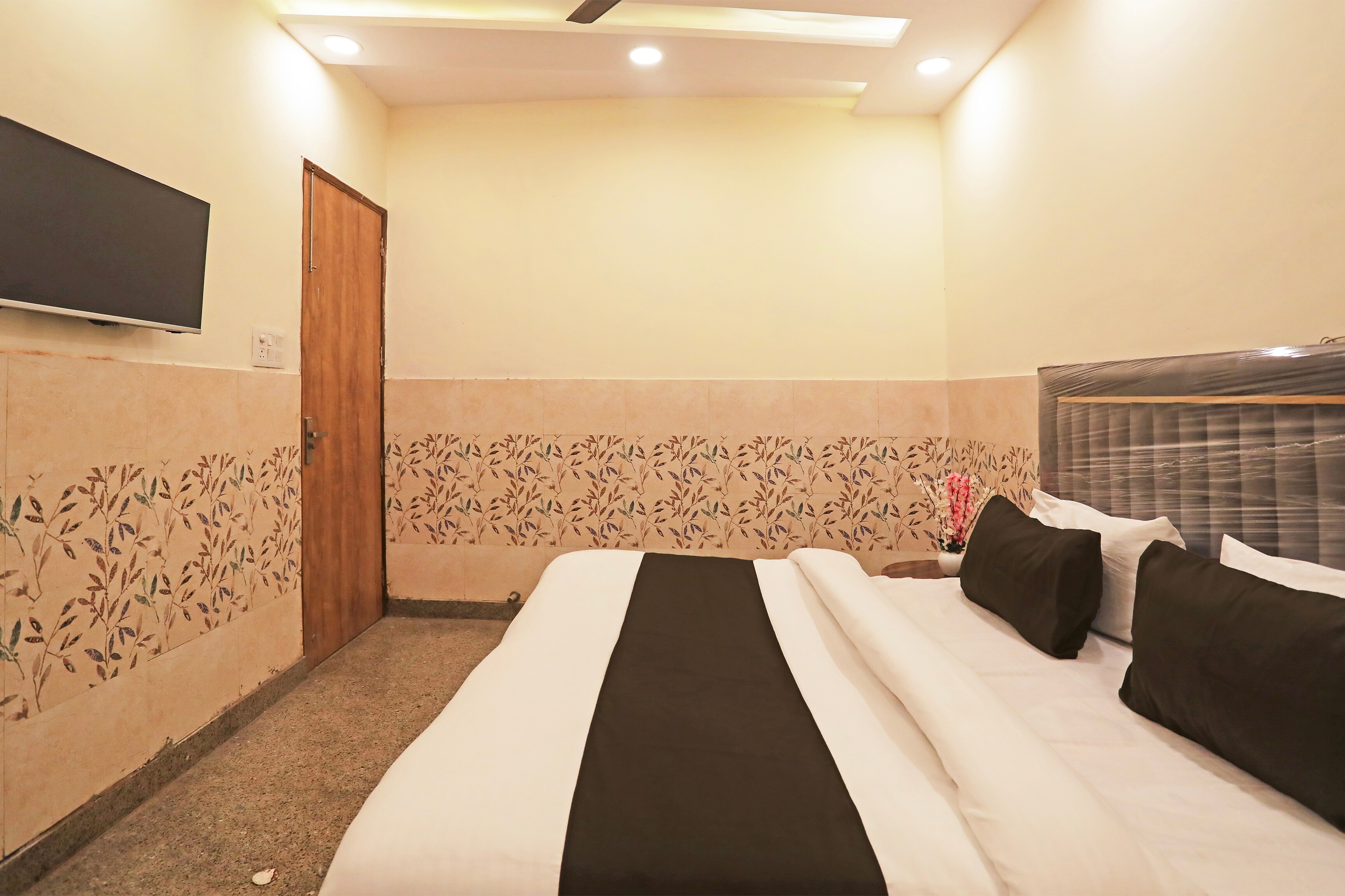 Hotel O Haiderpur Metro Formerly Crown Inn - Tap to explore photos