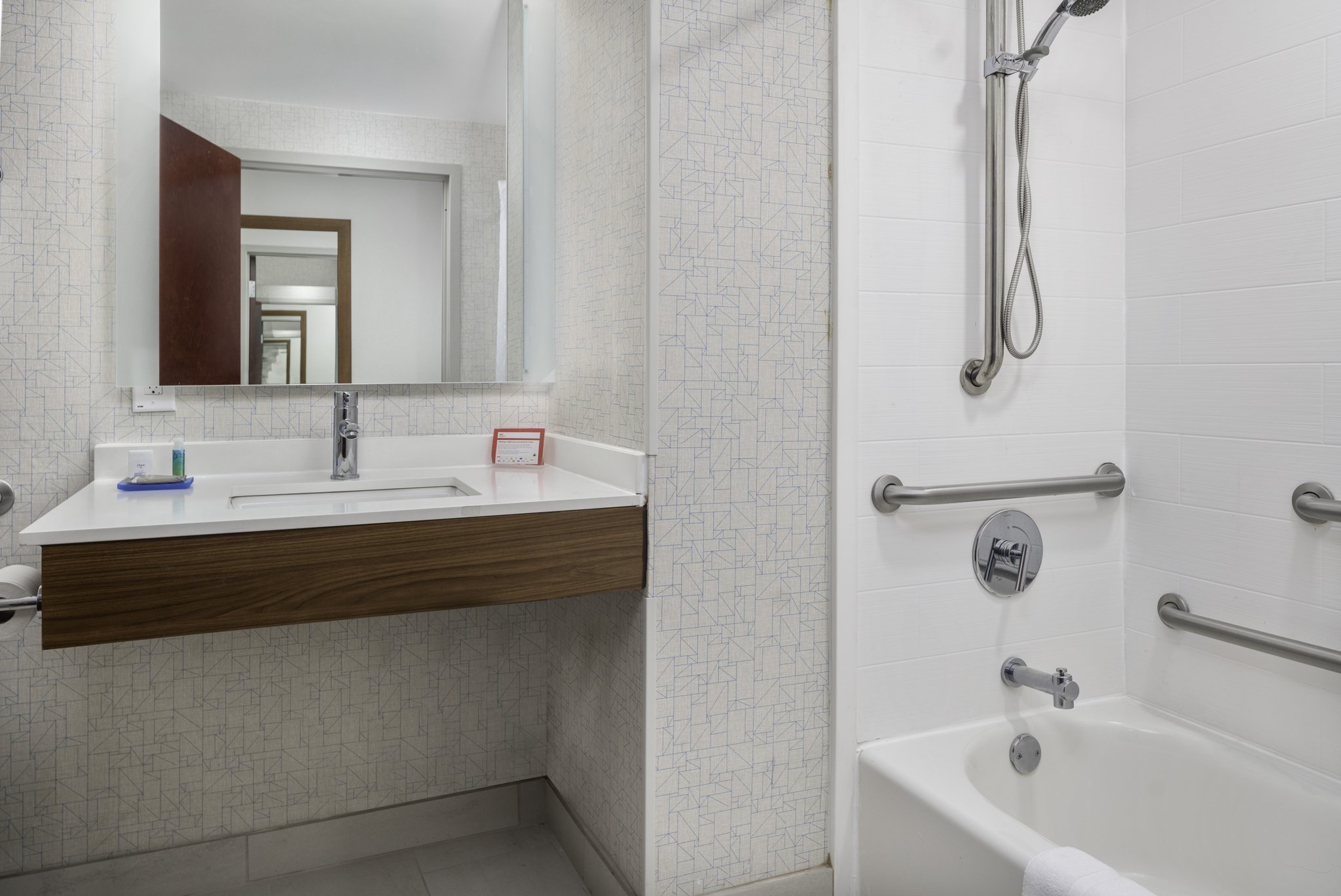 Holiday Inn Express Hotel & Suites Macon-West - Tap to explore photos