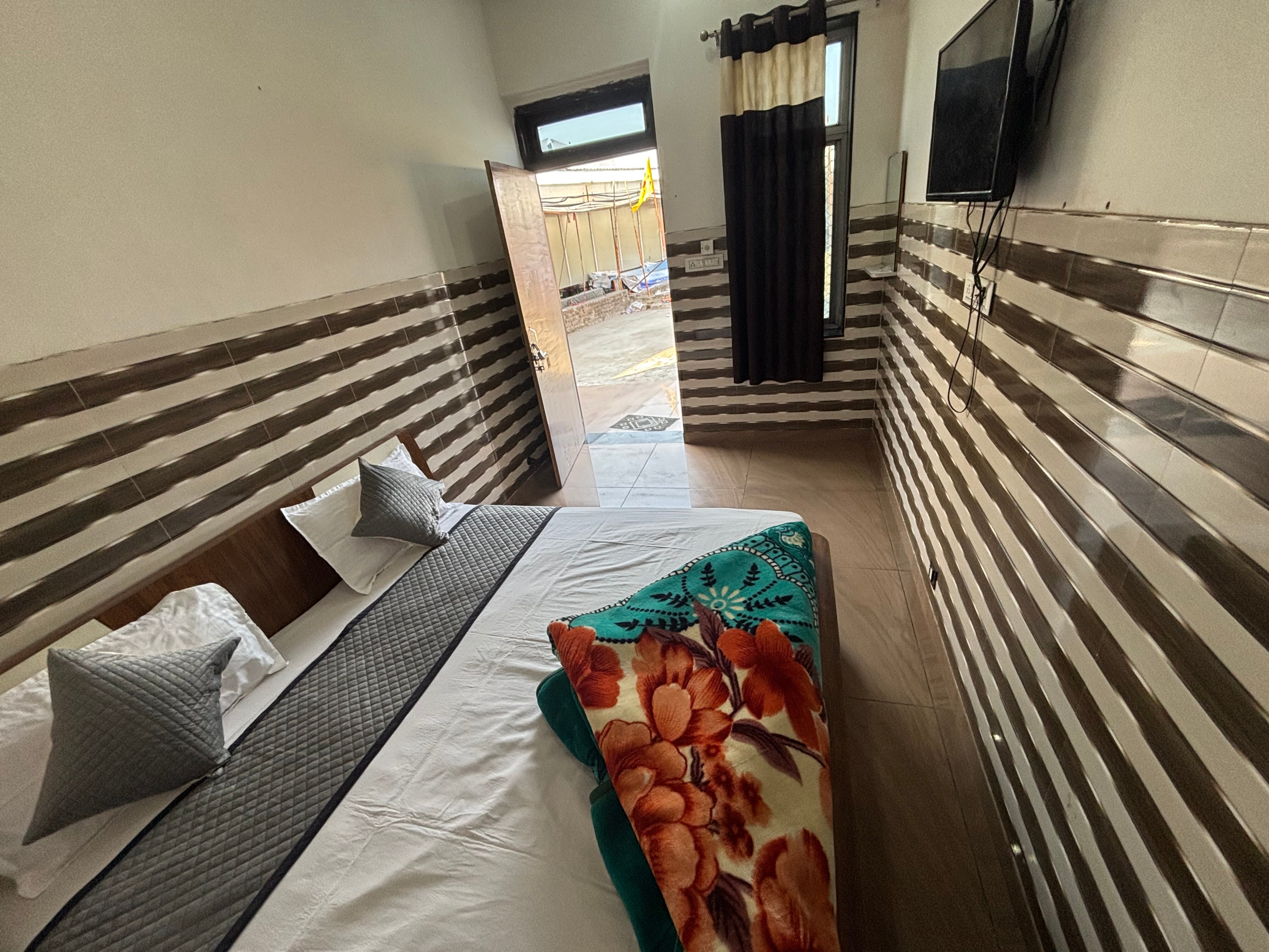 SD Guest House - Tap to explore photos