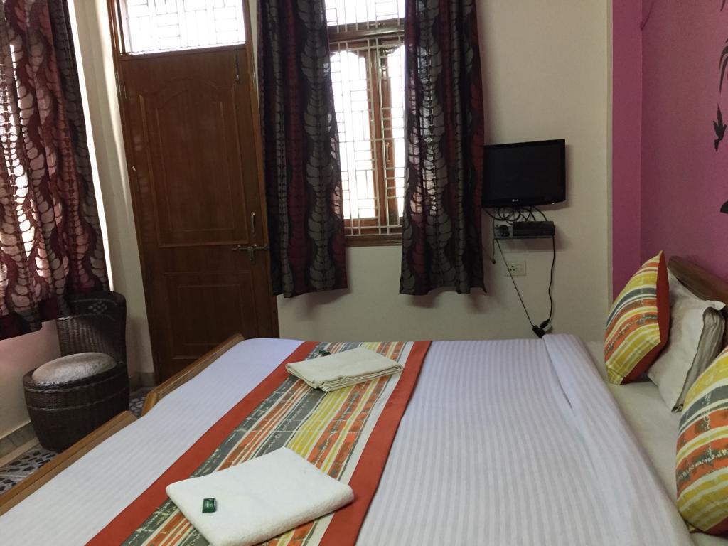 Richa paying guest house - Tap to explore photos