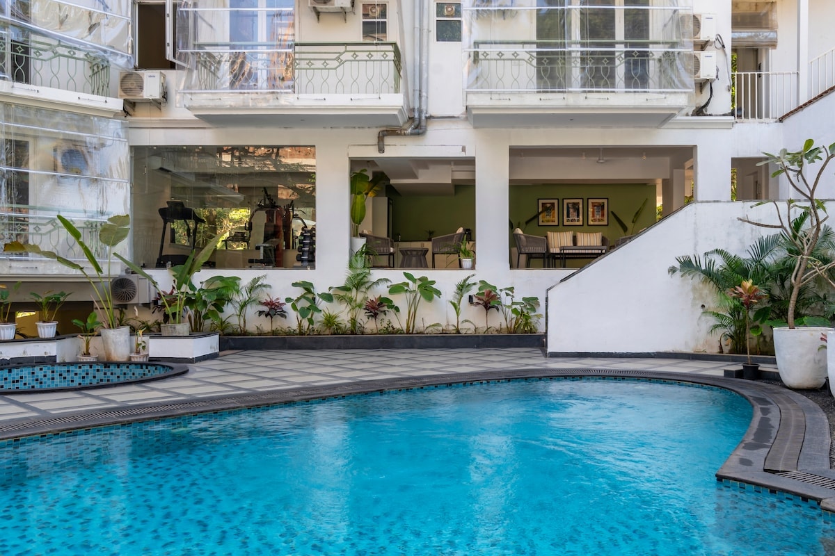 Staymaster Solintra Serviced Apartment Pool - Tap to explore photos