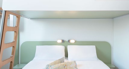 ibis budget Roissy CDG Paris Nord 2 Room Type - TRIPLE - Room with a large bed and a bunk bed ibis budget Roissy CDG Paris Nord 2 Room Type - TRIPLE - Room with a large bed and a bunk bed