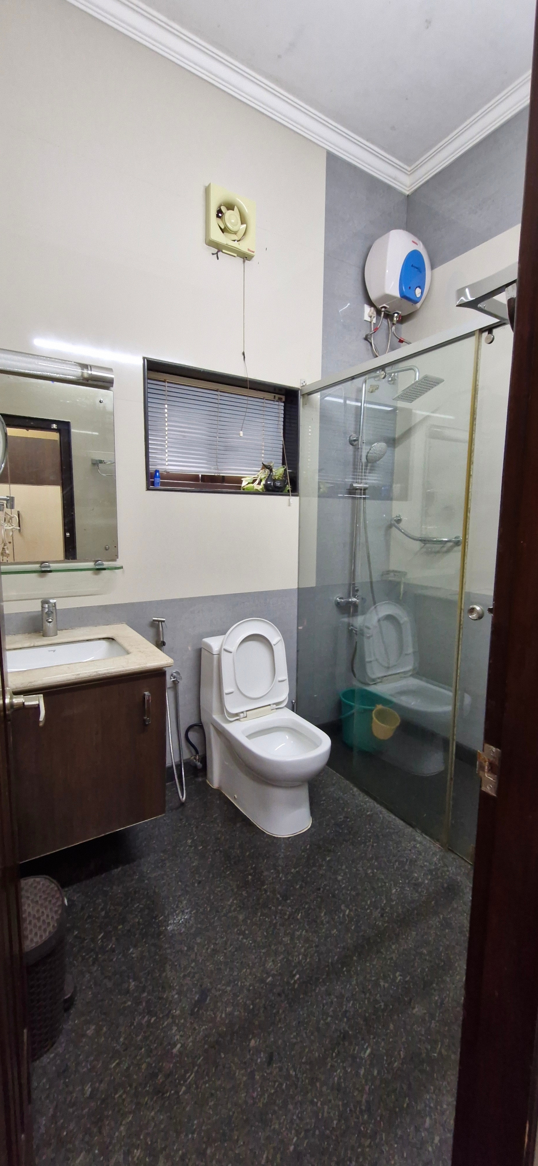 Solomons ark  - Tap to explore photos