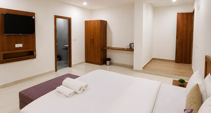 Shri Radha Bihari By Zenith Suites Room Type - Deluxe Room with AC