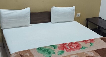 Hotel Shriji Nikunj Room Type - Deluxe Double Room