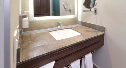 Holiday Inn Express & Suites Monterrey Valle, an IHG Hotel Room Type - 1 King Suite Mountain View High Floor