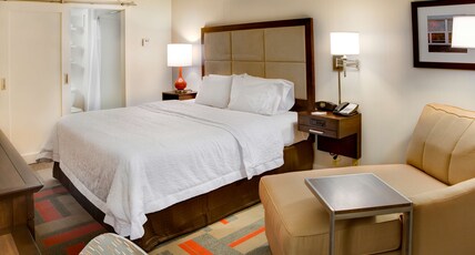 Hampton Inn by Hilton Harrisonburg - University Room Type - 1 KING WITH FRDIGE