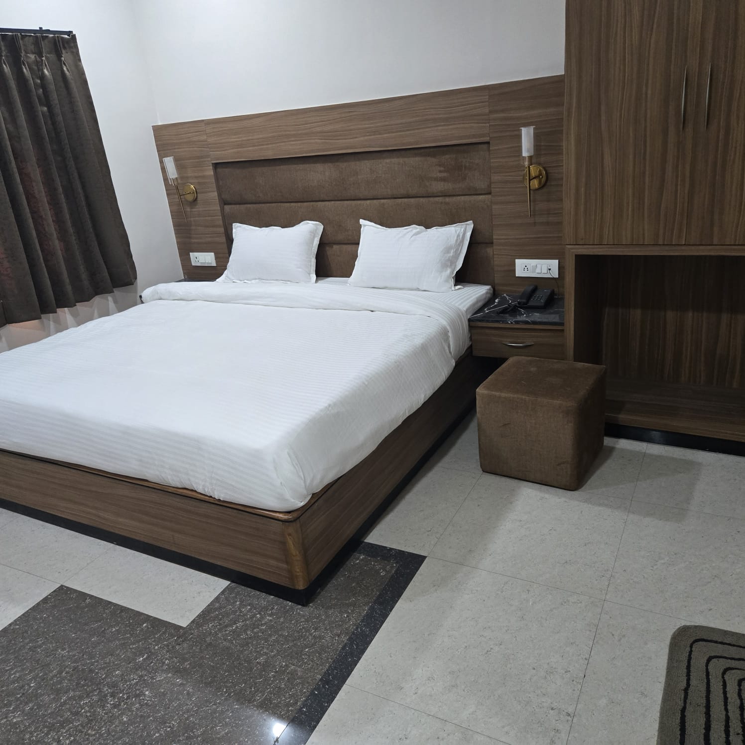 HOTEL OMIROS - Tap to explore photos