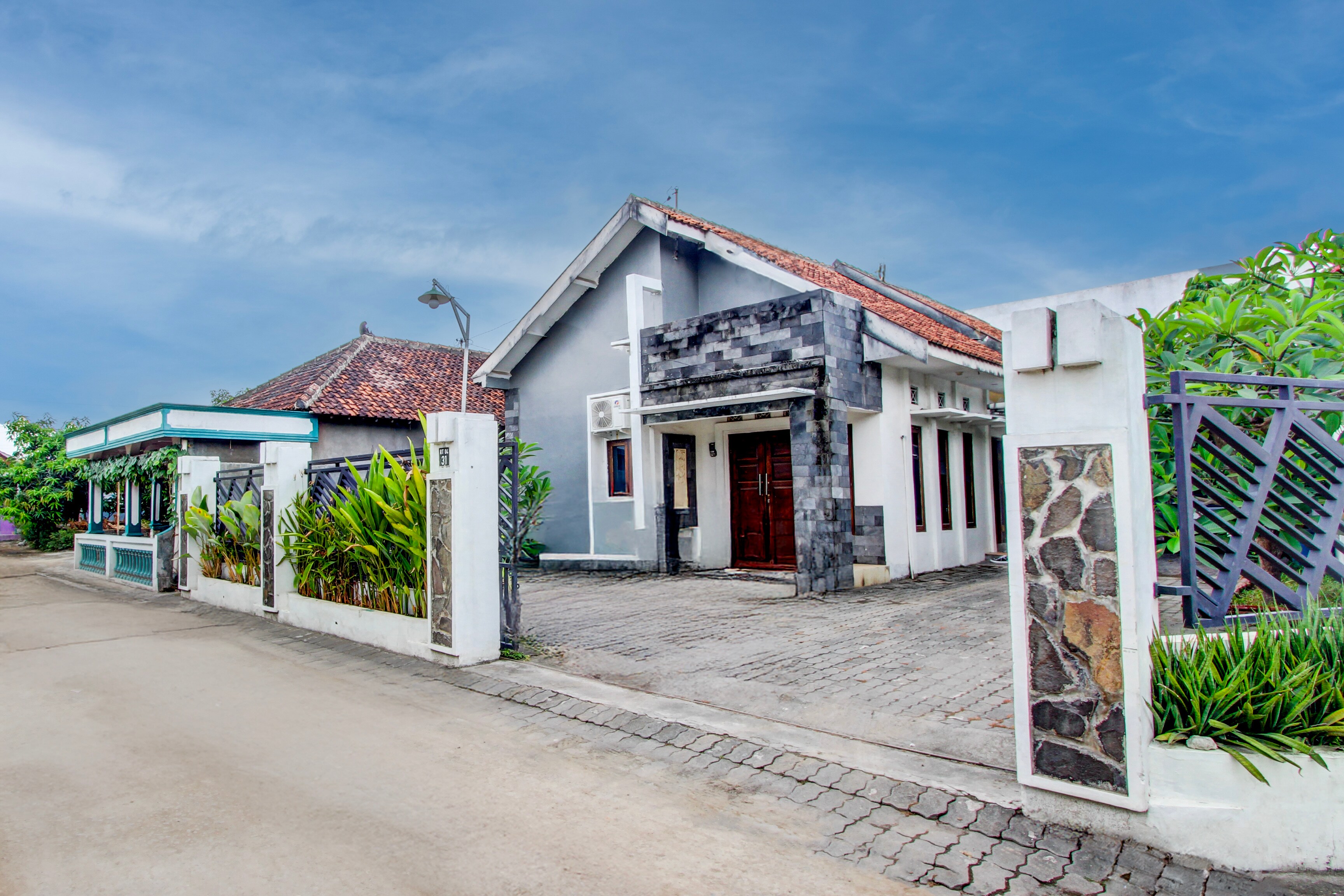 OYO 94851 Watulumpang 1 Guest House - Tap to explore photos