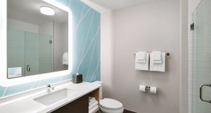 Avid Hotels Oklahoma City - Quail Springs Room Type - 1 King Standard Mobility Accessible Tub