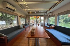 Queen of Chaliyar - Entire 1 Bedroom Luxury Houseboat