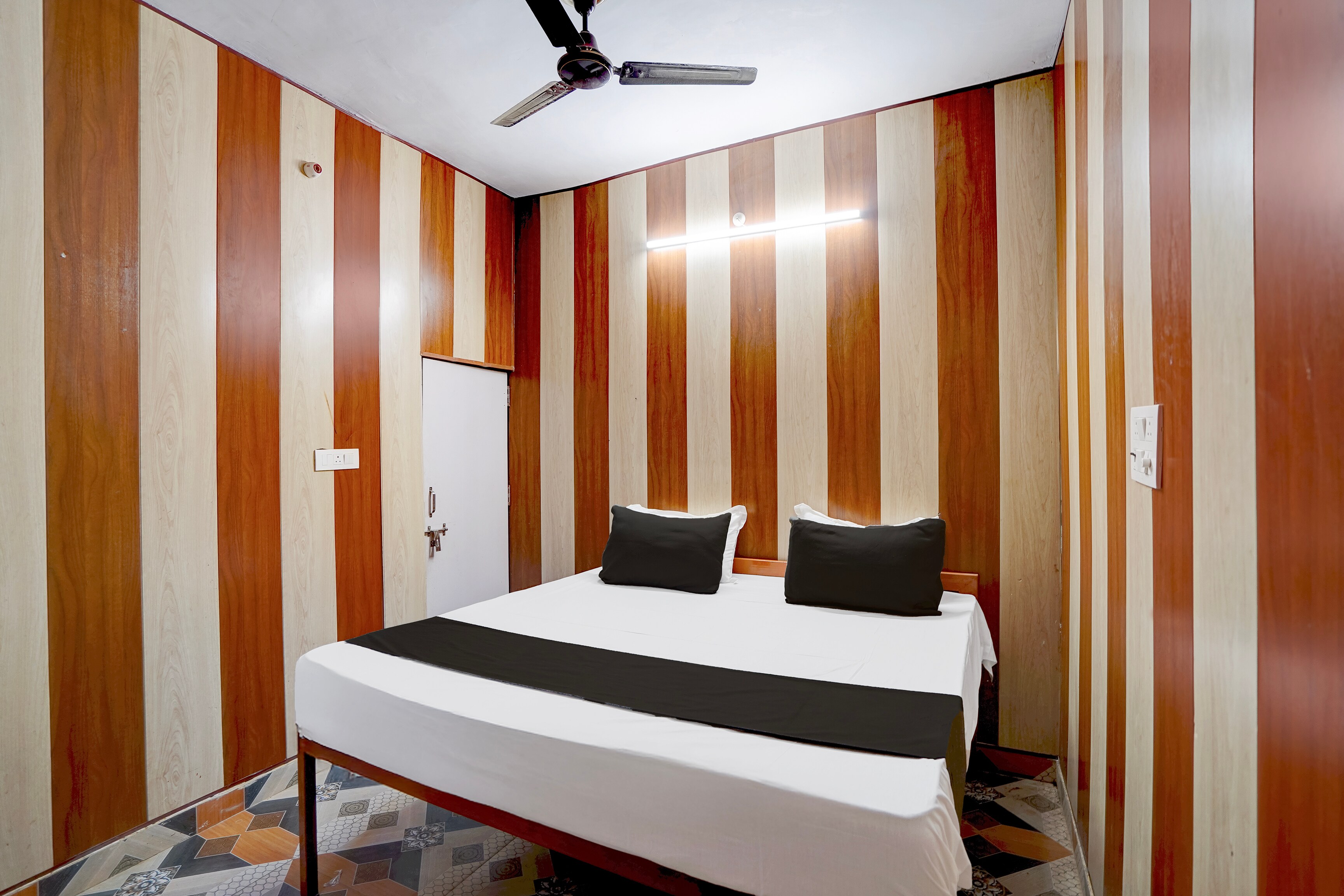 SPOT ON Awadh Hotel - Tap to explore photos