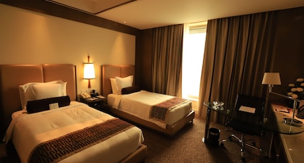 Crowne Plaza Hotel New Delhi Okhla by IHG Room Type - Standard Room 2 Single Beds Lounge Access Bathtub- Nonsmoking Top Floor Crowne Plaza Hotel New Delhi Okhla by IHG Room Type - Standard Room 2 Single Beds Lounge Access Bathtub- Nonsmoking Top Floor