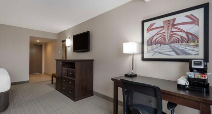 Best Western Plus Port O'Call Hotel Room Type - 1 King Bed, Non-Smoking, Jetted Tub, Work Desk, Microwave And Refrigerator, Wi-Fi Best Western Plus Port O'Call Hotel Room Type - 1 King Bed, Non-Smoking, Jetted Tub, Work Desk, Microwave And Refrigerator, Wi-Fi