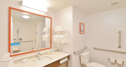 Hampton Inn & Suites by Hilton Menomonie-UW Stout Room Type - 2 QNS HEARING ACC NOSMOK