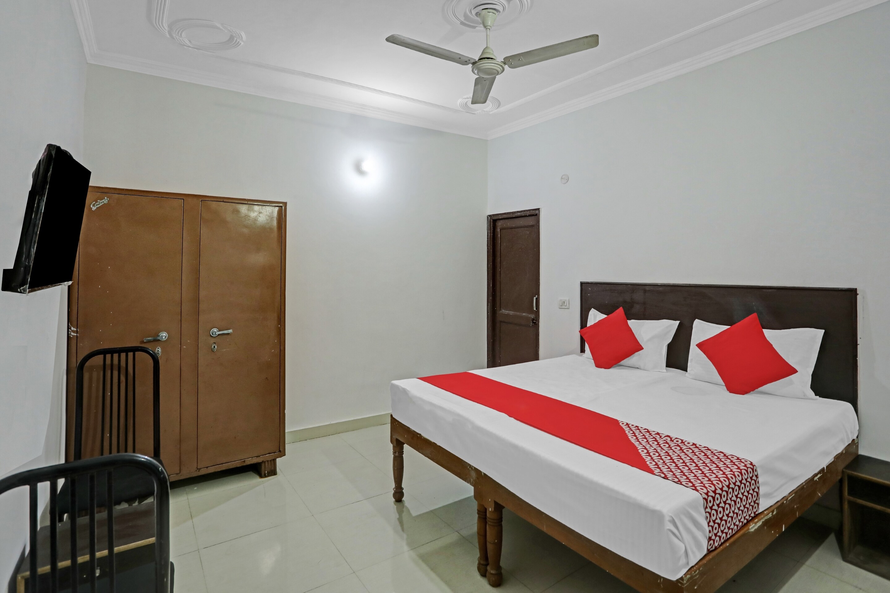 Hotel O Live Ur Style Near Noida Sector Metro Station - Tap to explore photos