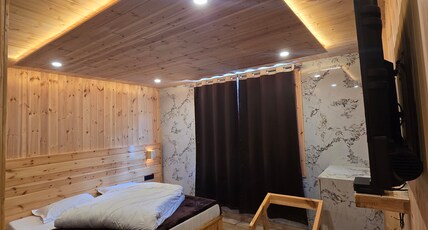 Janki Guest House Badrinath Room Type - Premium Double Bedroom