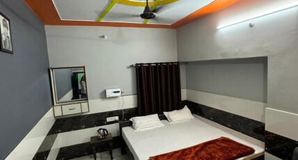 Leela Palace | Near Ram Path Room Type - AC Deluxe Room | King Bedded
