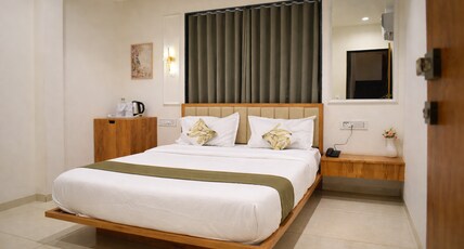 Raw Leaves  Premium Family & Business Hotel Near Rajkot Railway Station Room Type - ELITE RETREAT