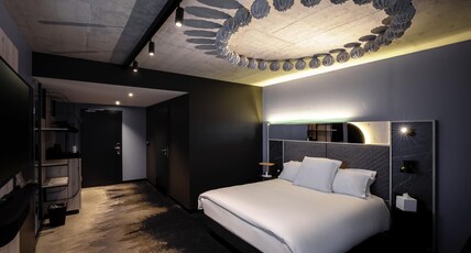 Mercure Hotel Del Room Type - Classic Superior Room with a queen-size bed and sofa