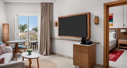 DoubleTree by Hilton Sharks Bay Resort Room Type - KING PREMIUM SUITE POOL