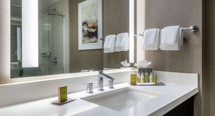 DoubleTree by Hilton Los Angeles - Norwalk Room Type - 1 KING BED DELUXE
