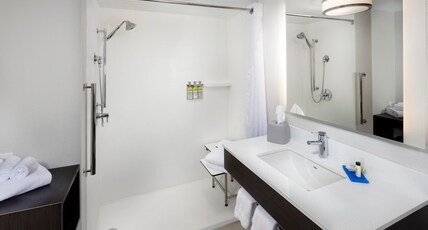 Holiday Inn Express MIDDLESBORO Room Type - 2 Qn Stndrd Comm Mobil Acc Roll In Shwr