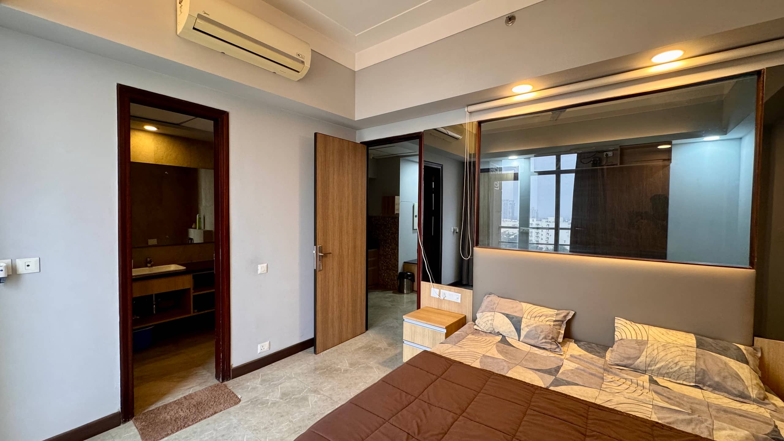 Fun Cozy Studio Apartment Mall View Fast Wifi Free Parking - Tap to explore photos