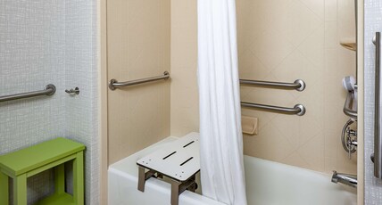 Hampton Inn & Suites by Hilton Mobile I-65@ Airport Blvd Room Type - 2QN MOB HEARING ACC TUB NS
