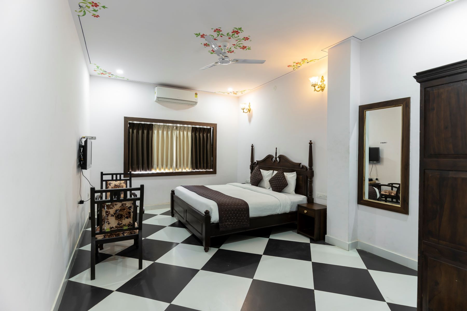 Hotel Pratap Palace - Tap to explore photos