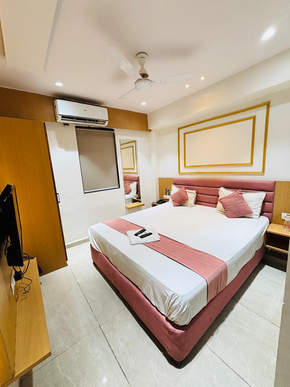 Hotel Cozzy Palace - Tap to explore photos