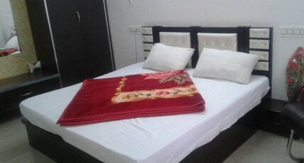 Sheesh Mahal Hotel & Restaurant Room Type - Deluxe Room