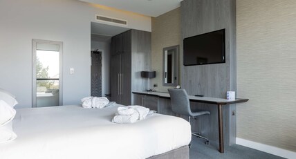 DoubleTree by Hilton Edinburgh - Queensferry Crossing Room Type - KING DELUXE ROOM