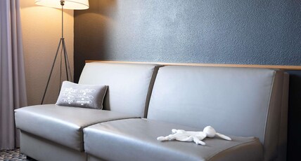 Ibis Styles Cognac Room Type - Family room with a double bed and a sofa for 2 persons